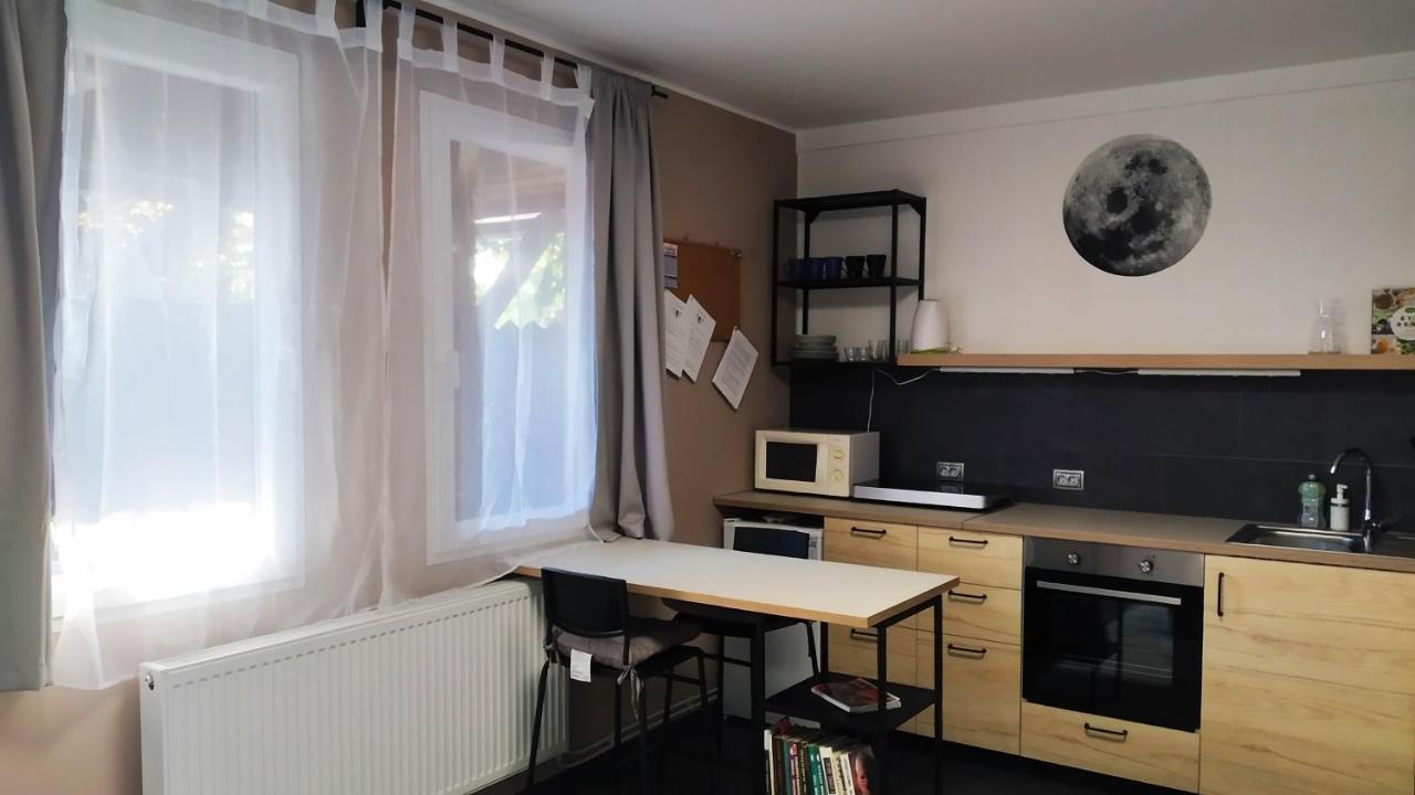 Bee Home Vecsés Exteriör bild