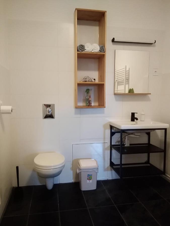 Bee Home Vecsés Exteriör bild