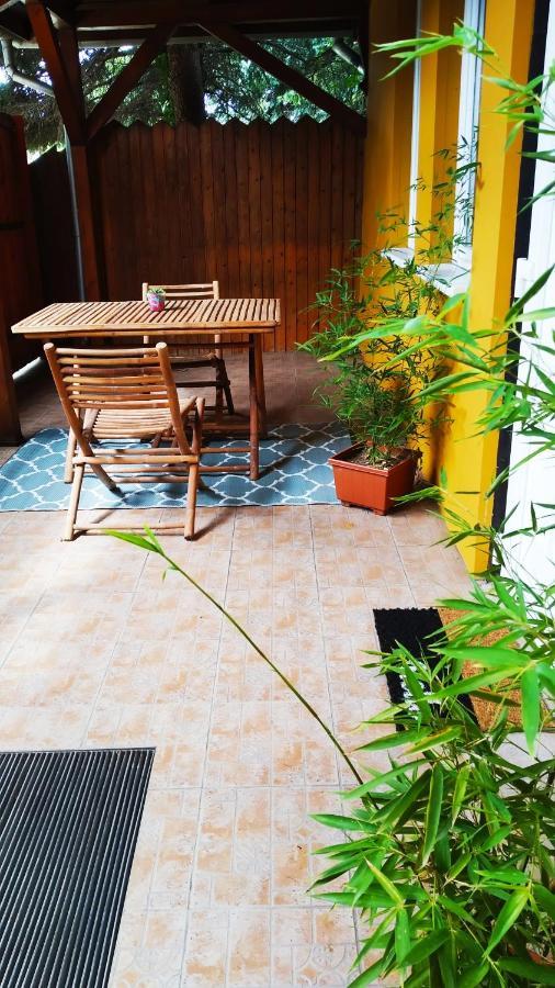 Bee Home Vecsés Exteriör bild